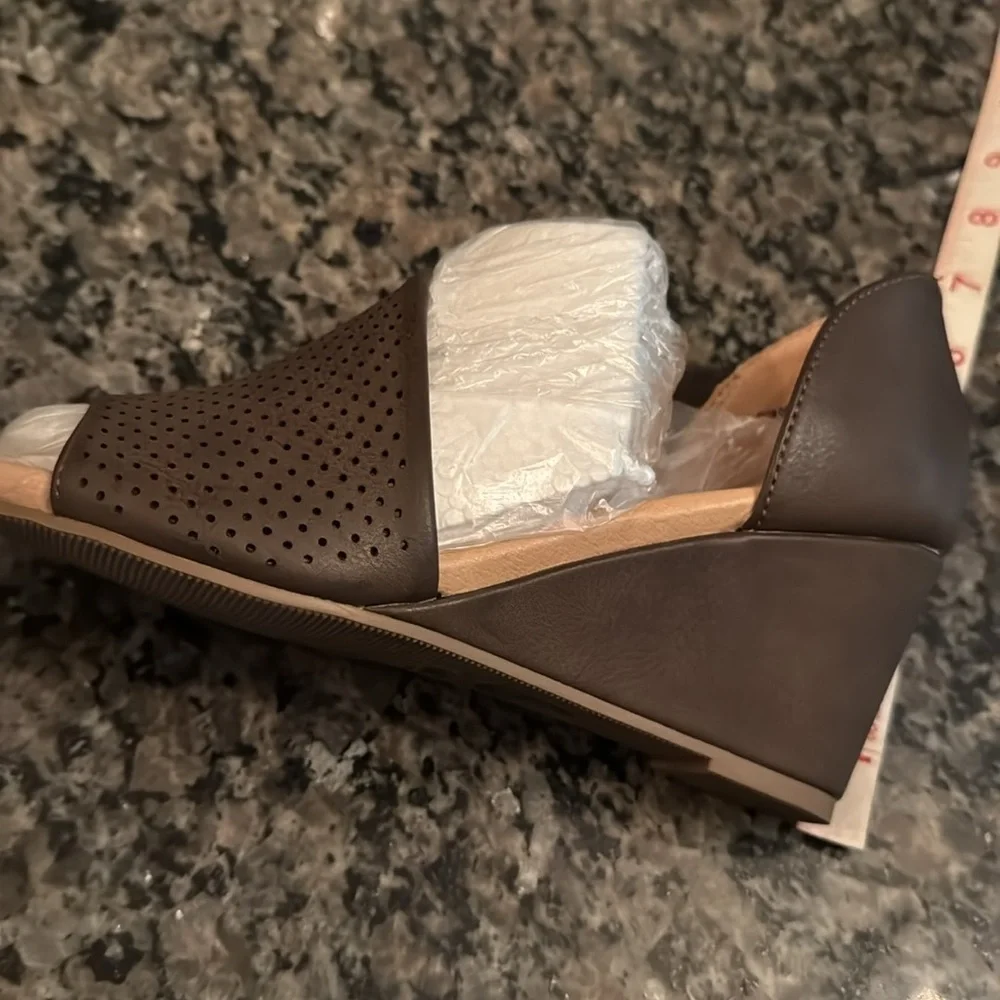 Journee Collection Aretha Brown peep toe wedge NIB 6